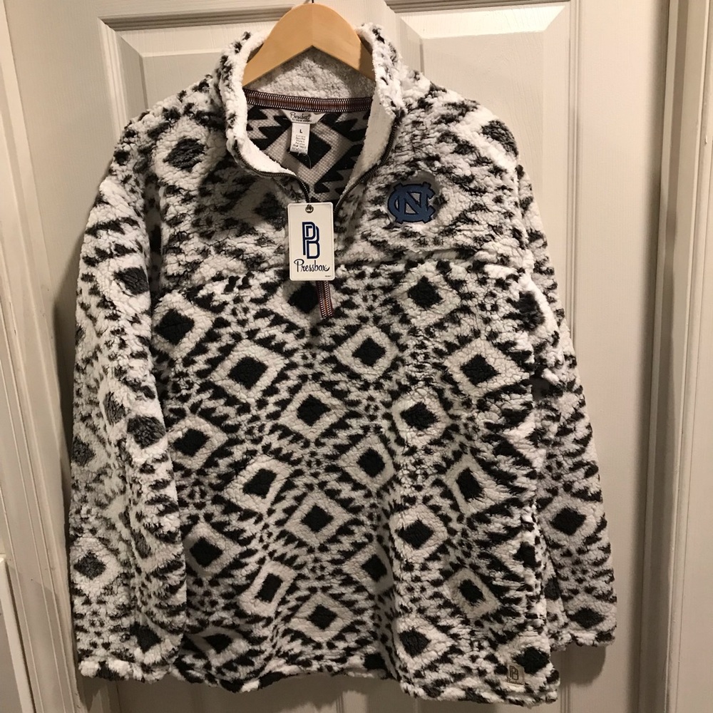 UNC Tarheels Ladies 1/4 Zip Pullover. Size: L